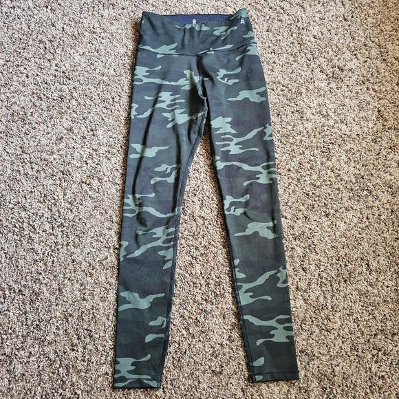 Good American Small High Rise Performance Leggings in Camo - Picture 2 of 6